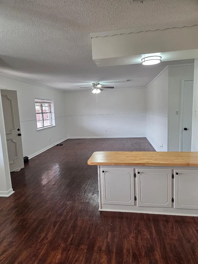 2 bed, 1090 sqft, $1,050 — Photo 3