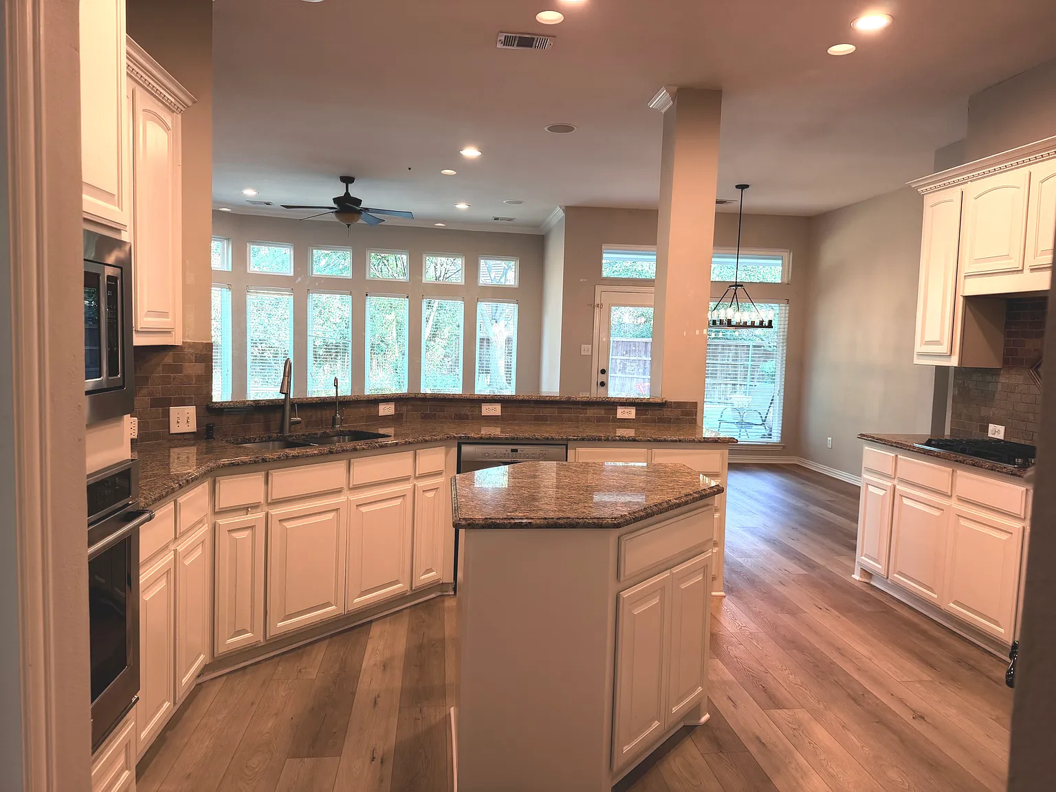 4 bed, 2.5 bath, 2458 sqft, $3,950 — Photo 4