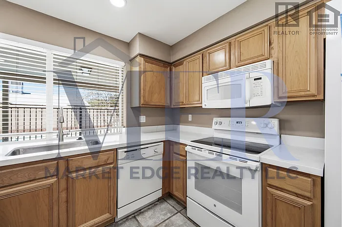 5648 W Mountain View Rd — Photo 8