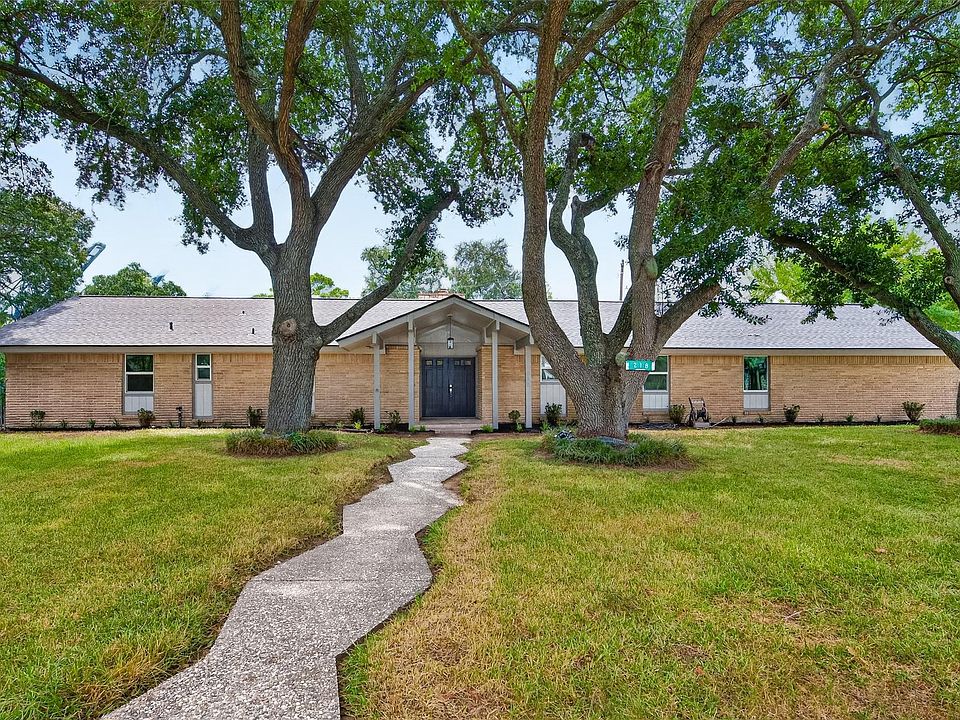 1st image of 218 Bay Colony Cir