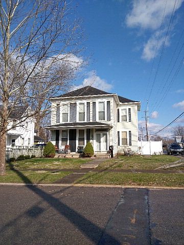 1st image of 635 E 2nd St