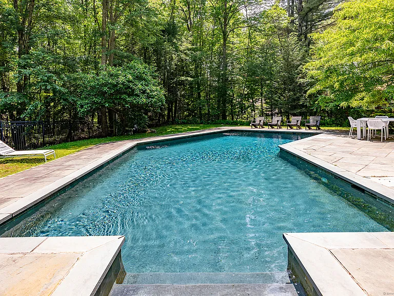 33 Sentry Hill Rd — Photo 3