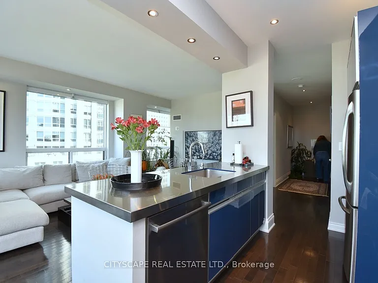 903 Bloor St W — Photo 14