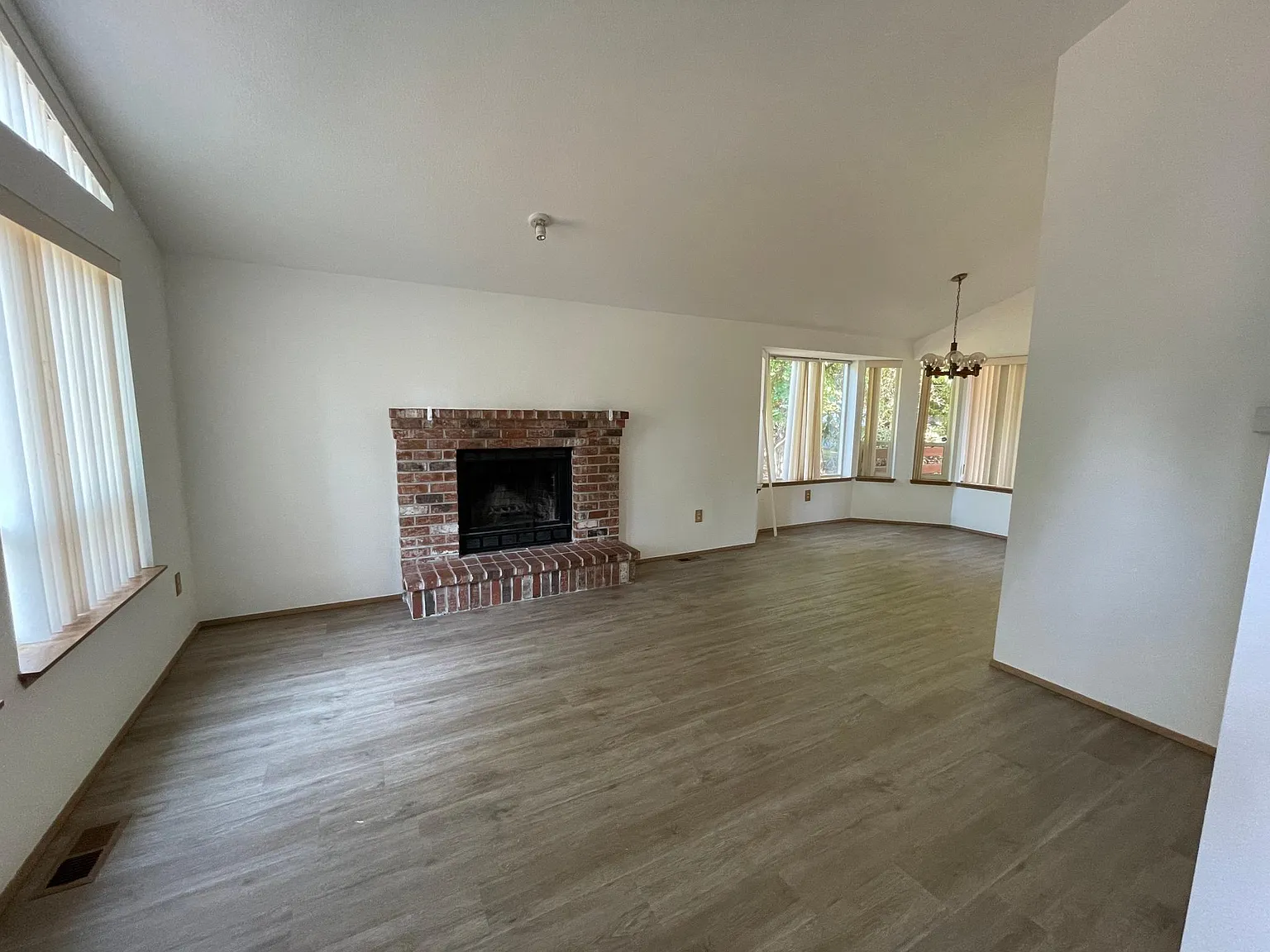 5 bed, 2400 sqft, $3,700 — Photo 2