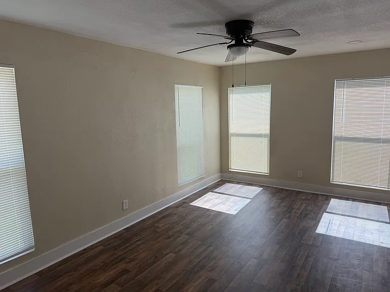 1033 E Mulkey St — Photo 8