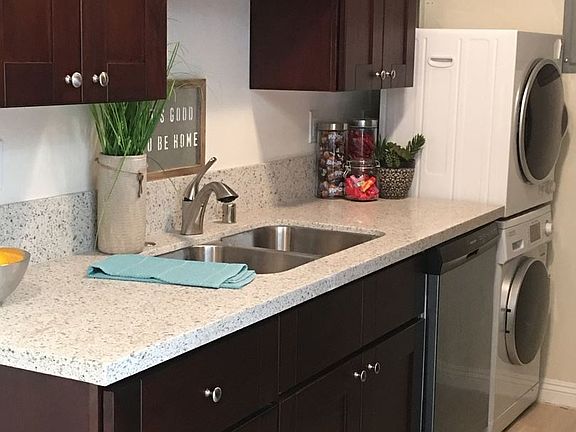 3rd image of 296 N Oakland Ave APT 3
