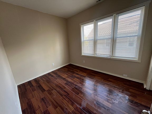 3rd image of 8709 S Escanaba Ave #2F