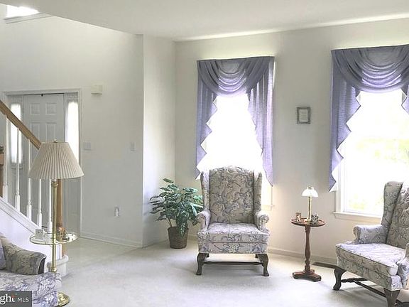 4th image of 111 E Cedarwood Dr