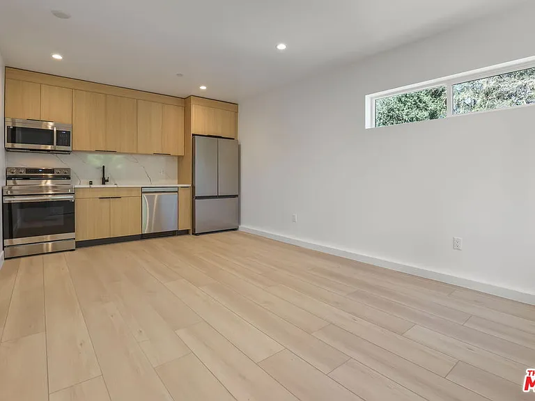 11010 Hortense St #1/4 — Photo 2