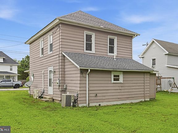 4th image of 407 Walnut St