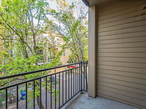 5th image of 875 NE Caden Ave