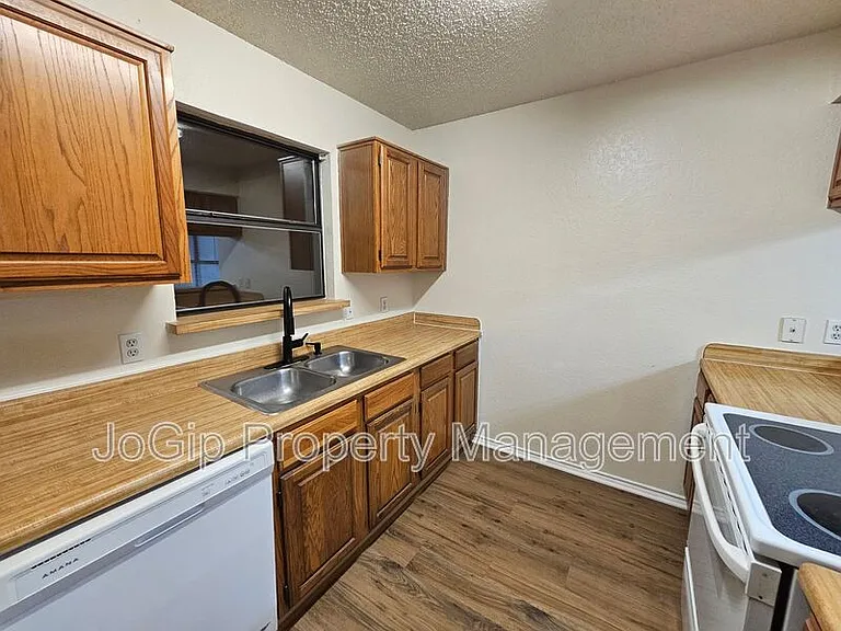 311 Bryant Ln — Photo 8