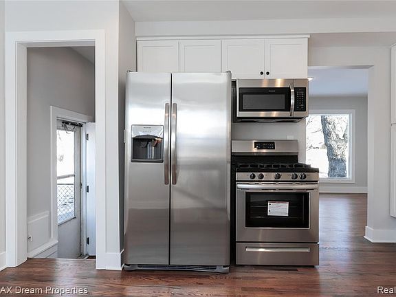4th image of 665 Deering St