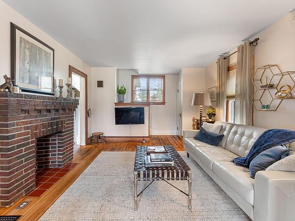 3rd image of 1353 Haines Ave
