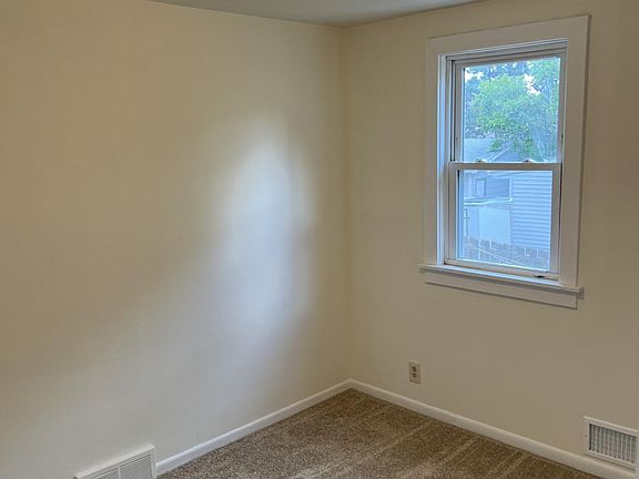 4th image of 600 51st Ave NE APT 2
