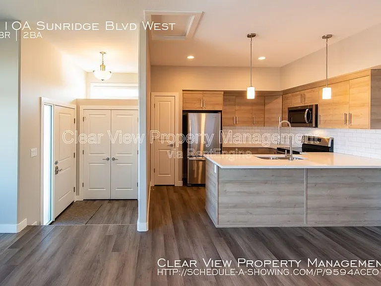118 Sunridge Blvd W #UPPER LEVEL — Photo 2