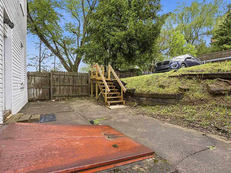 141 Oneida St — Photo 25