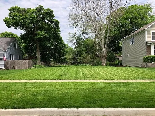 1023 E Willow Ave, Wheaton, IL 60187