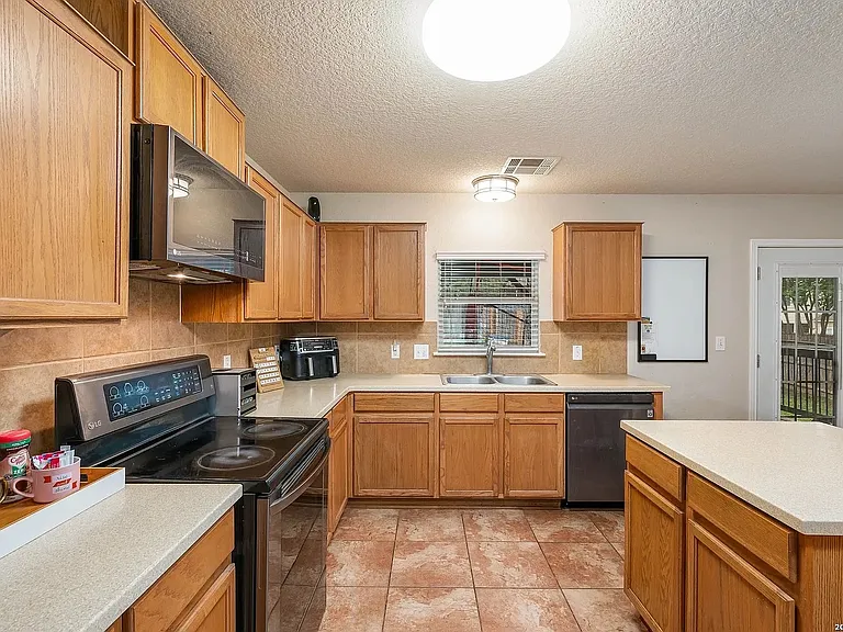 3911 Valencia Peak — Photo 10