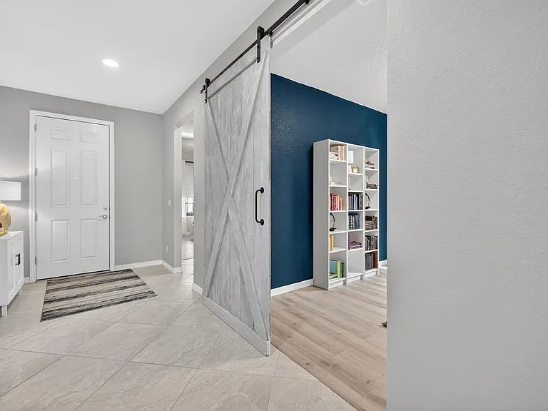 540 SE Monet Dr — Photo 4