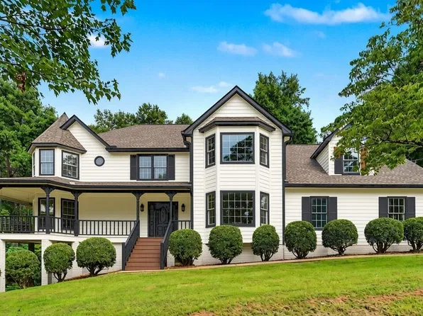 228 Nacoochee Dr, Woodstock, GA 30188