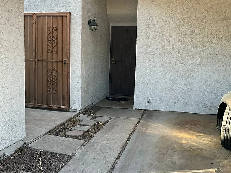 5122 E Edgemont Ave — Photo 1