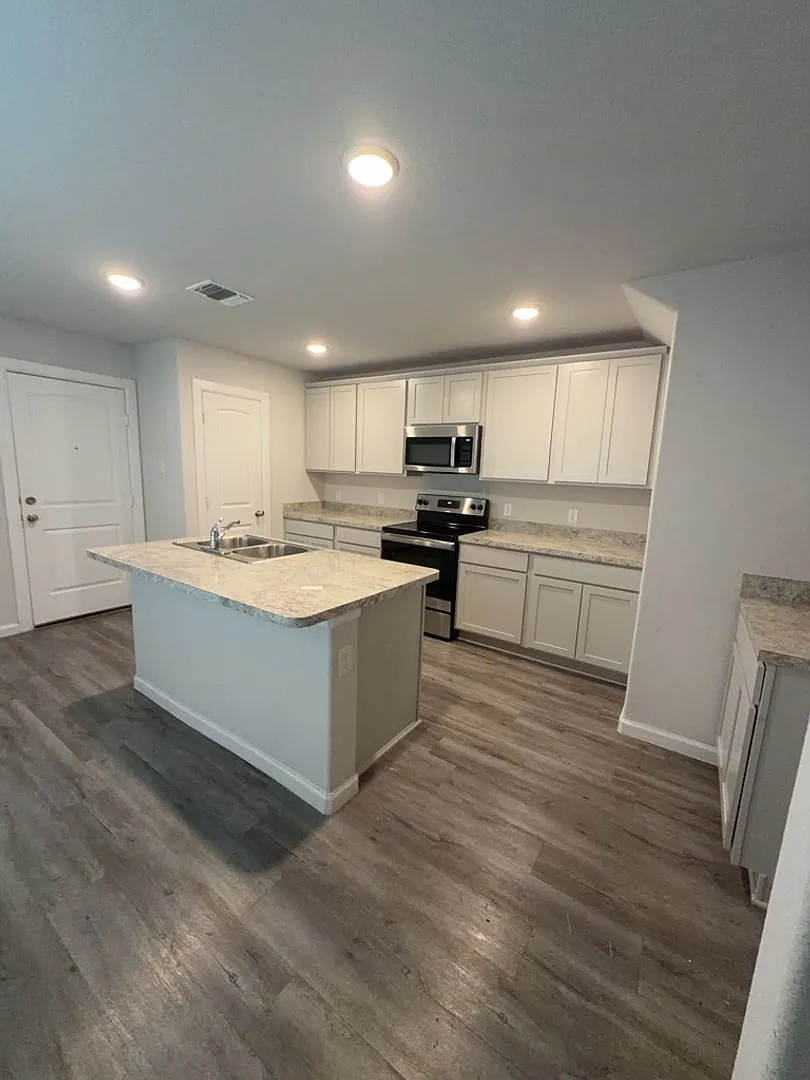 501 Hines Ave — Photo 2