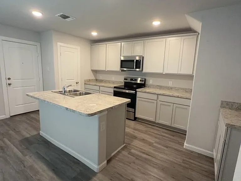 501 Hines Ave — Photo 4