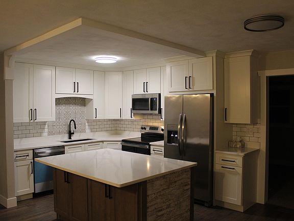 5th image of 2071 Ellen St