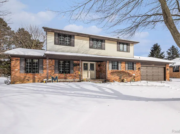 331 Melinda Cir, White Lake, MI 48386