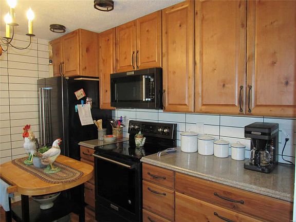 4th image of 302 Evergreen St