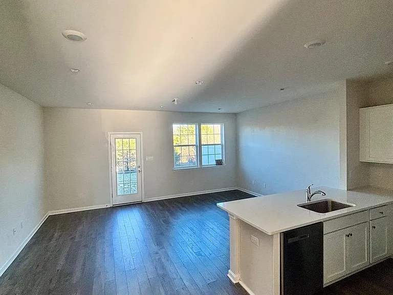 189 Mazzeo Dr — Photo 2