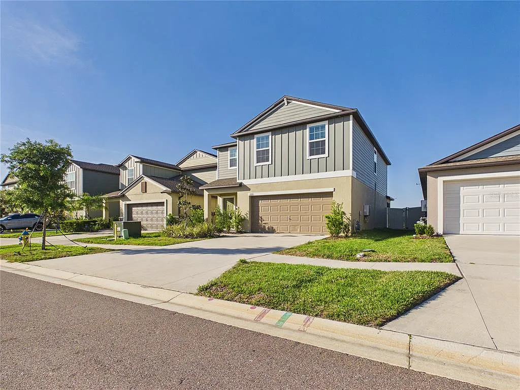 4 bed, 2.5 bath, 1870 sqft, $2,450 — Photo 2