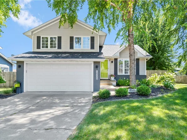 15922 Hawthorn Cir, Clive, IA 50325