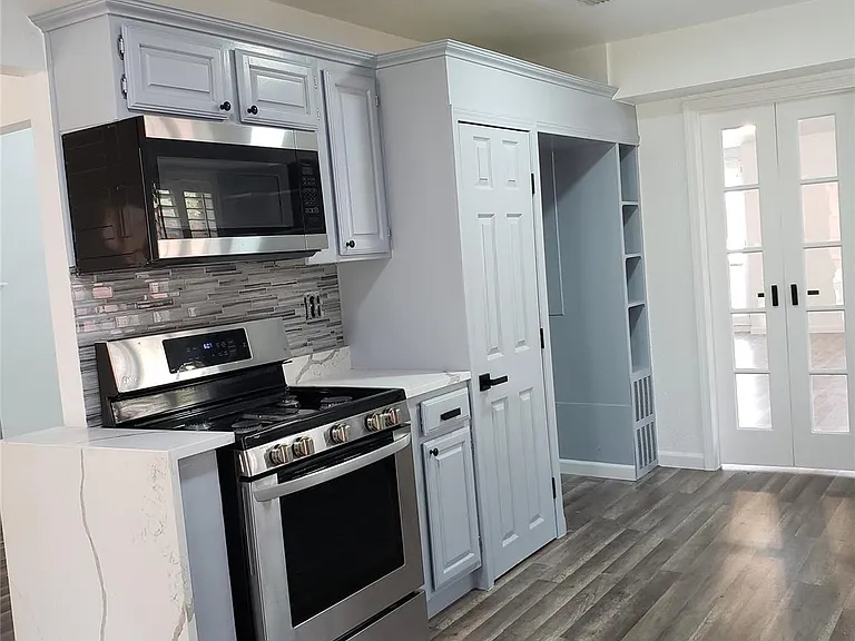 703 Meadow Creek Dr — Photo 4