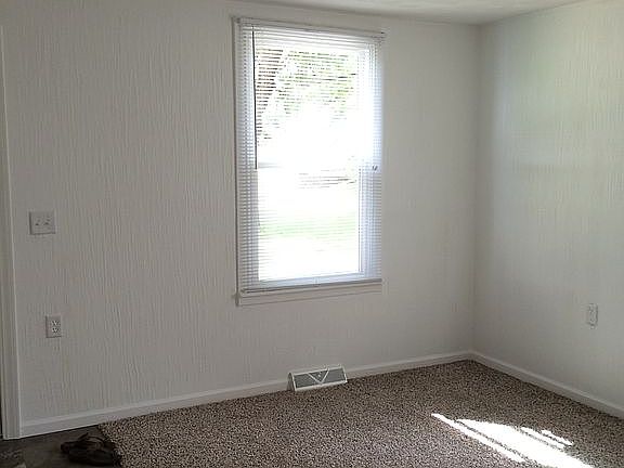 Living rm vinyl floor entry