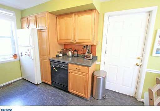 4th image of 235 E Wildey St