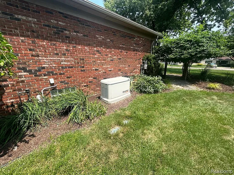 24915 Lakeland St — Photo 33