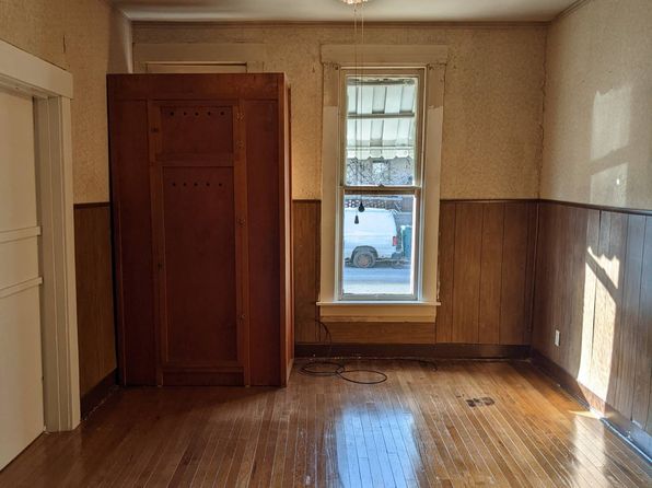 135 S 6th St