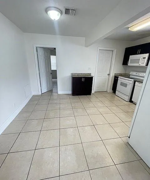 121 NW 7th Ct — Photo 11
