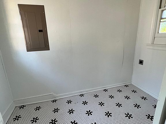 4th image of 130 1/2 E Rowland Pl