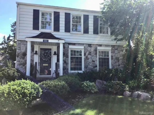 1881 Allard Ave, Grosse Pointe Woods, MI 48236
