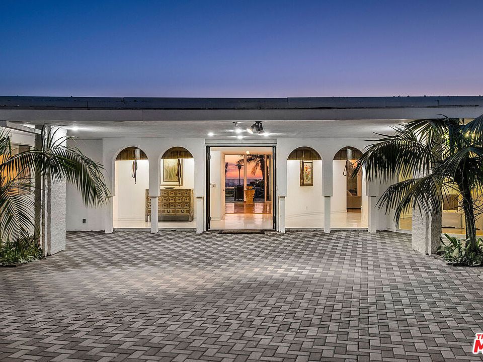 1st image of 450 Trousdale Pl