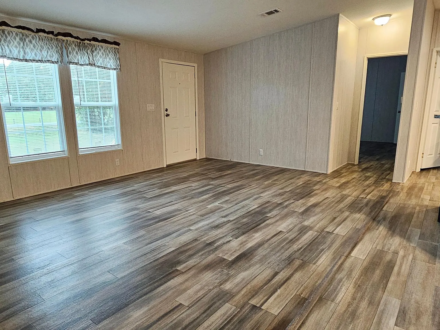 3 bed, 1378 sqft, $2,300 — Photo 2