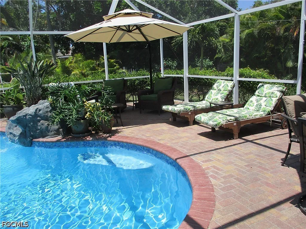 3 bed, 2.0 bath, 1577 sqft, $4,100 — Photo 3