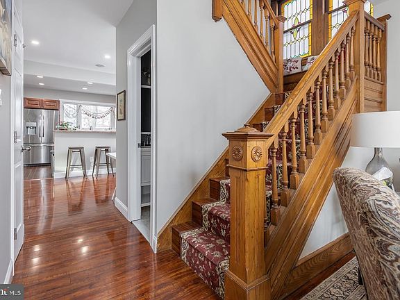 4th image of 923 Collings Ave