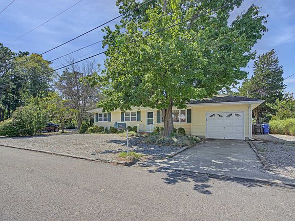 3rd image of 20 Pine Brook Dr