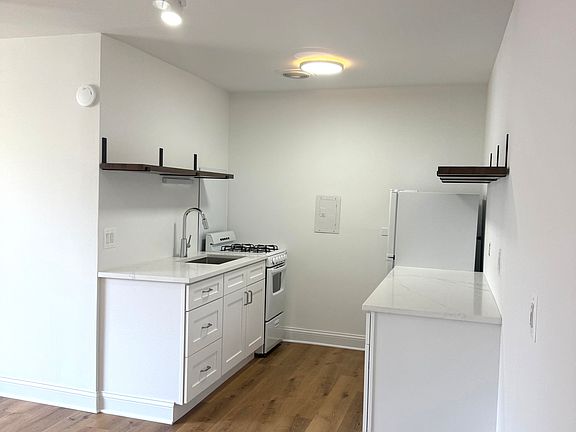 2nd image of 1060 W Hollywood Ave