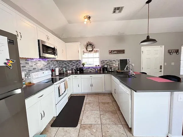 1104 Blueridge Dr — Photo 7