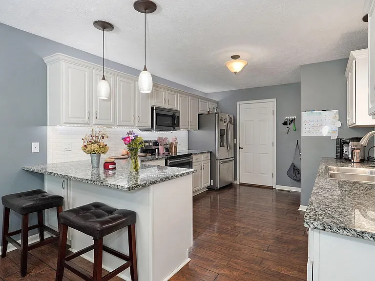 404 E Valley View Rd — Photo 14